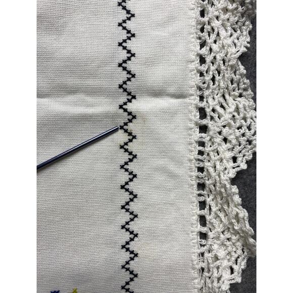 Handmade Floral Cross Stitch Table Runner Crochet Lace Trim White Linen Bouquet - Picture 7 of 13